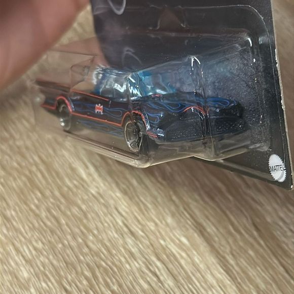 Hot Wheels - Classic TV Series Batmobile ”DC Comics Batman 1/5” Car Toy Batman - Picture 10 of 13